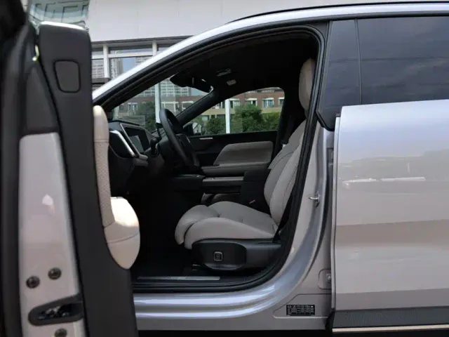 Volvo XC70 Plug-in Hybrid — Фото автомобиля 4