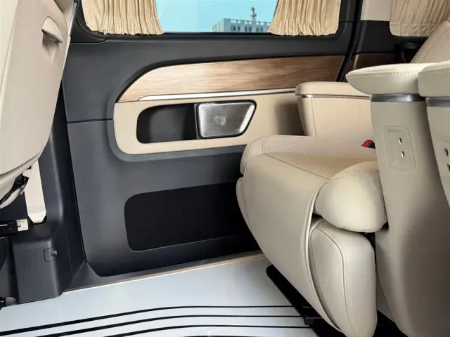 Mercedes-Benz V-Class — Фото автомобиля 26