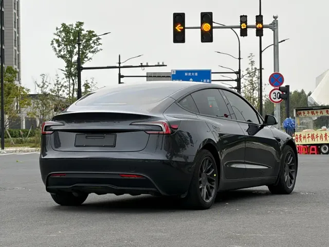Tesla Model 3 — Фото автомобиля 5