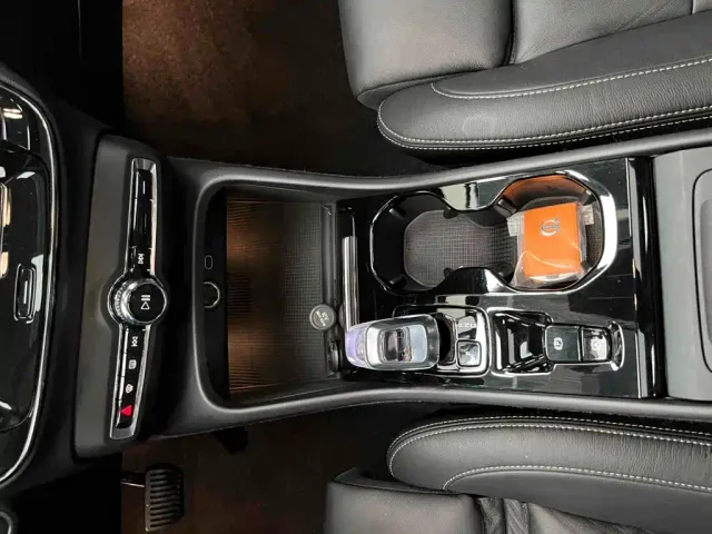 Volvo XC40 — Фото автомобиля 10