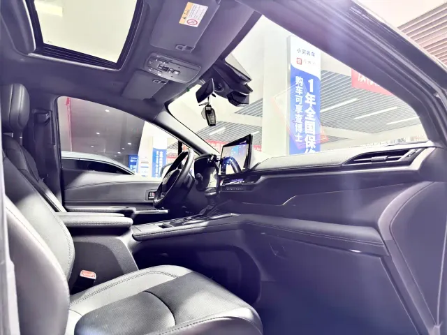 Toyota Sienna — Фото автомобиля 12