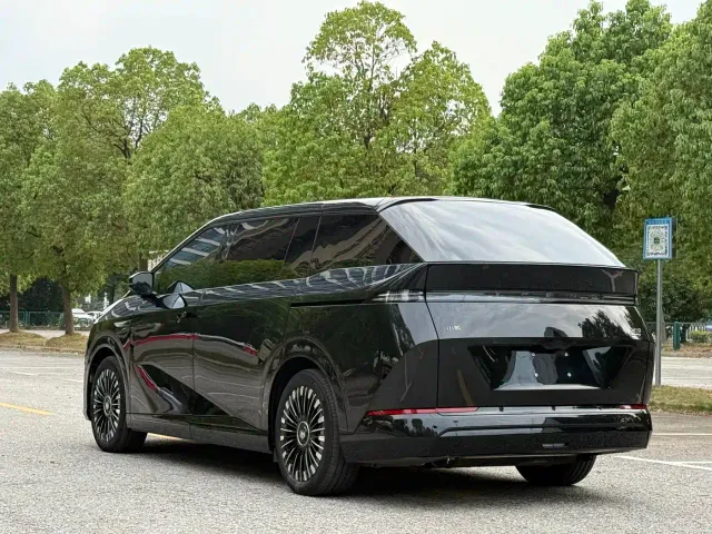 Xpeng X9 — Фото автомобиля 12