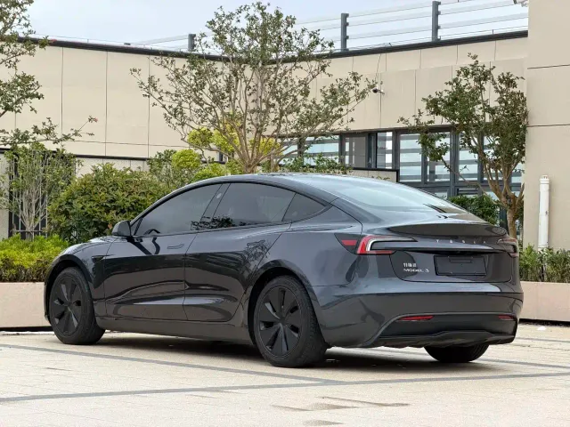 Tesla Model 3 — Фото автомобиля 13