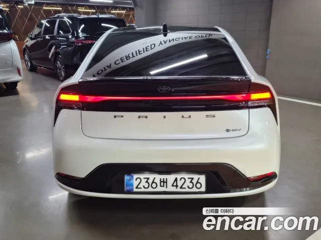 Toyota Prius Generation 5 — Фото автомобиля 3