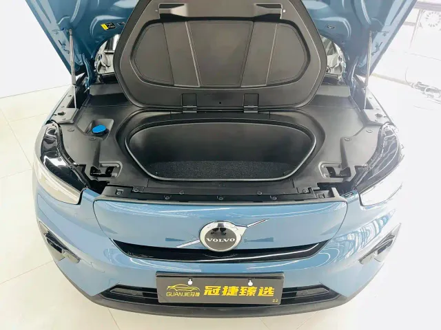 Volvo XC40 — Фото автомобиля 3