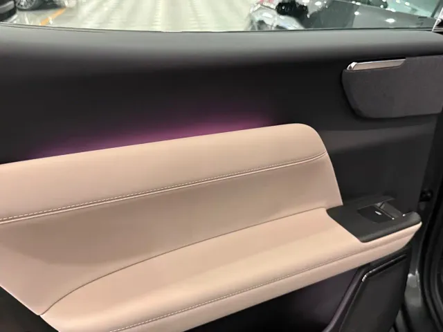 Volvo XC70 Plug-in Hybrid — Фото автомобиля 9