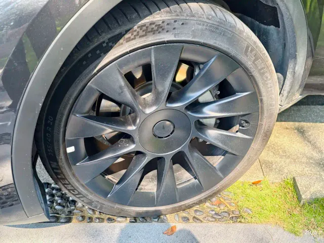 Tesla Model Y — Фото автомобиля 12