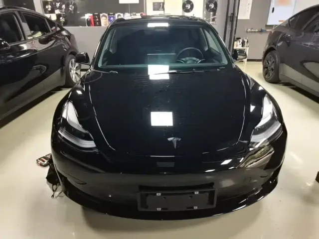 Tesla Model 3 — Фото автомобиля 2