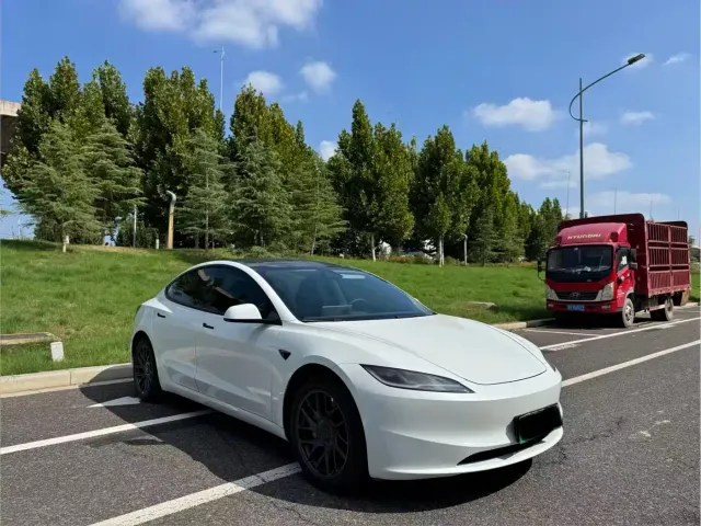 Tesla Model 3 — Фото автомобиля 3
