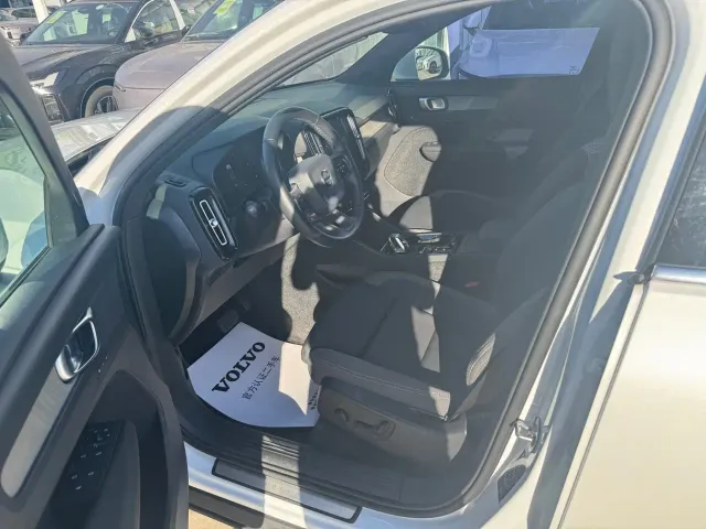 Volvo XC40 — Фото автомобиля 3