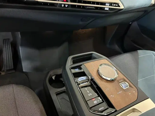 BMW iX — Фото автомобиля 8