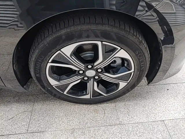 Hongqi E-QM5 — Фото автомобиля 11