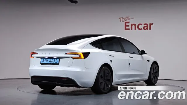 Tesla Model 3 — Фото автомобиля 2