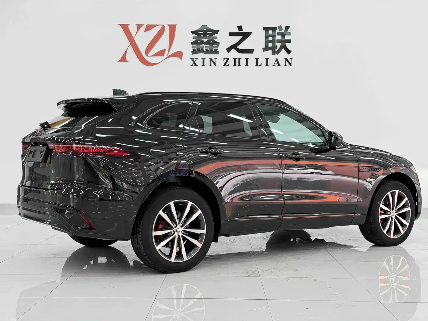 Jaguar Jaguar F-PACE 2024 P250 R-Dynamic SE — Фото автомобиля 8
