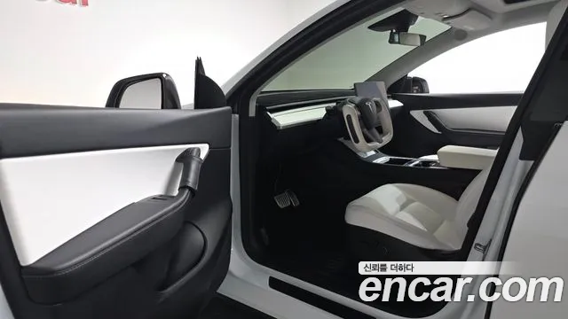 Tesla Model Y — Фото автомобиля 10