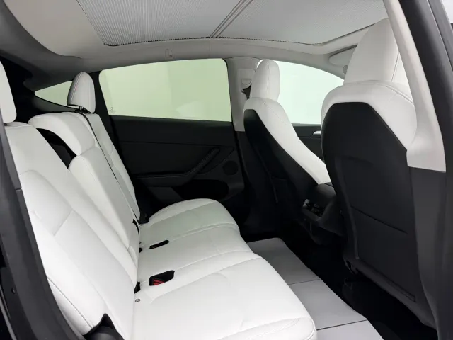 Tesla Model Y — Фото автомобиля 13