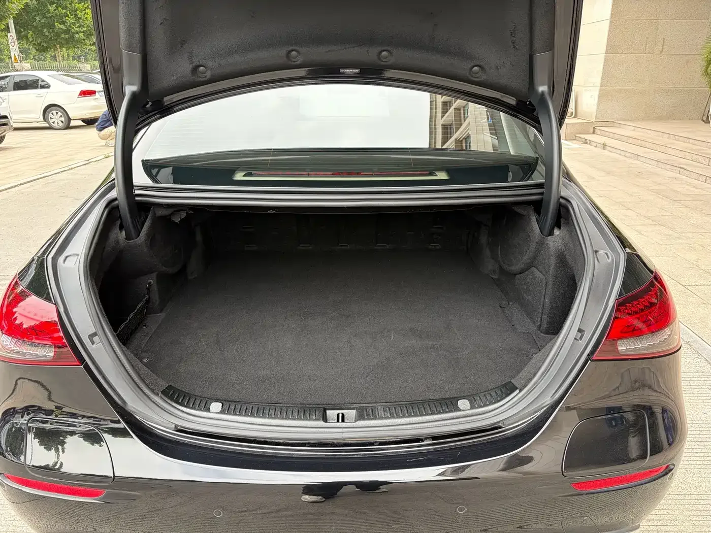 Mercedes-Benz Mercedes-Benz E-Class New Energy 2022 E 350 e L Plug-in Hybrid Sedan — Фото автомобиля 13
