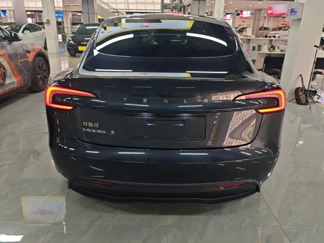 Tesla Model 3 — Фото автомобиля 5