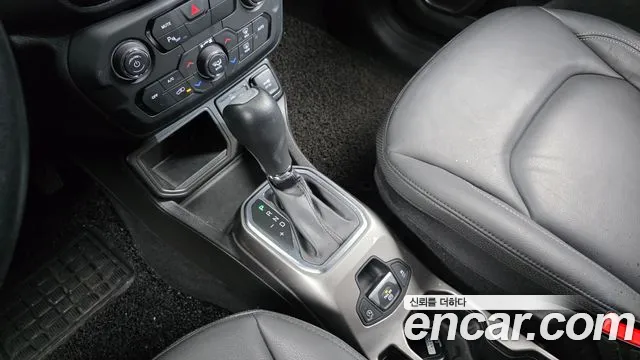 Jeep Renegade — Фото автомобиля 9