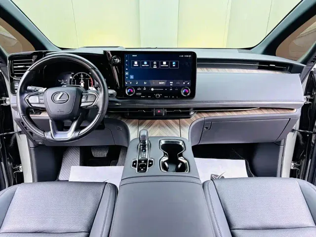 Lexus LM — Фото автомобиля 9