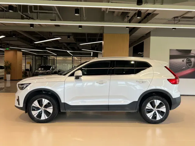 Volvo XC40 — Фото автомобиля 3