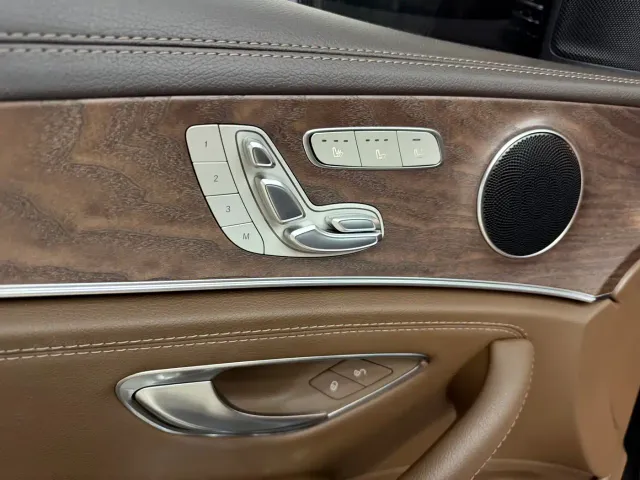Mercedes-Benz E-Class — Фото автомобиля 4