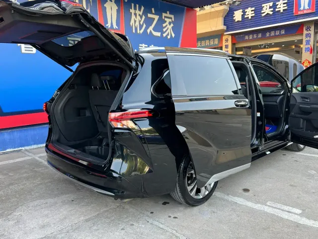 Toyota Sienna — Фото автомобиля 13