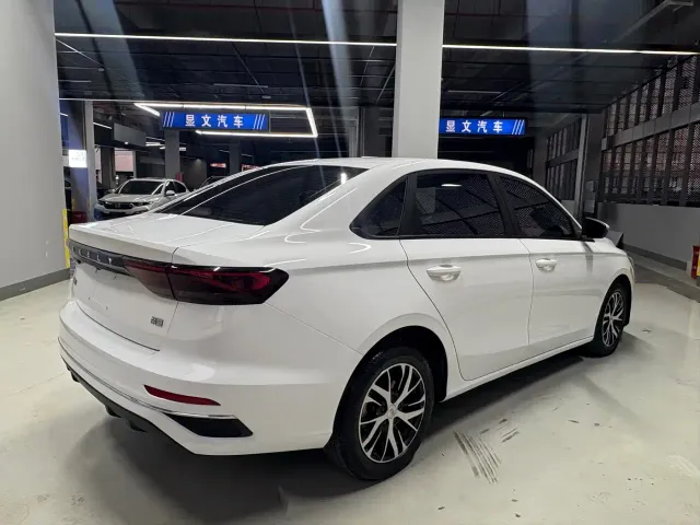 Geely Emgrand — Фото автомобиля 16