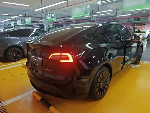 Tesla Model Y — Фото автомобиля 6