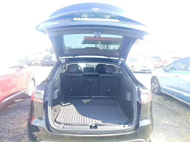 Tesla Model Y — Фото автомобиля 18