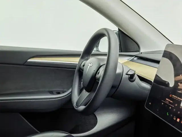 Tesla Model Y — Фото автомобиля 22