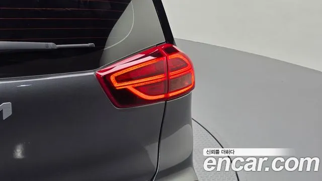 Kia Niro — Фото автомобиля 23
