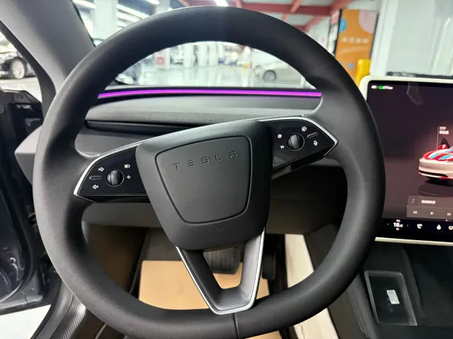 Tesla Model 3 — Фото автомобиля 7