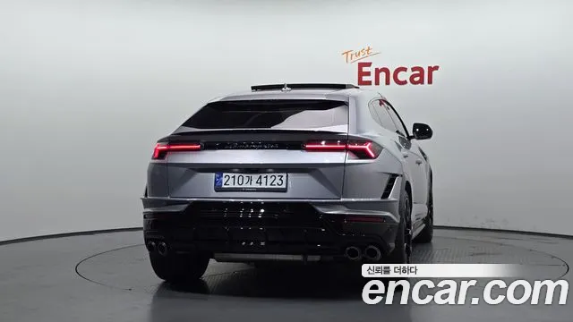 Lamborghini Urus — Фото автомобиля 3