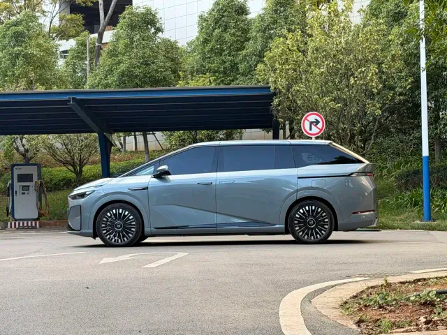 Xpeng X9 — Фото автомобиля 8