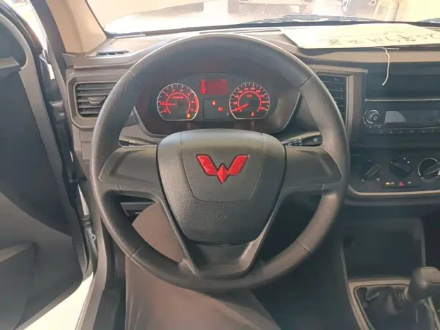 Wuling Hongguang V — Фото автомобиля 10