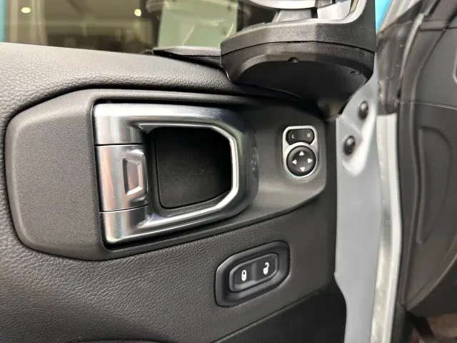 Jeep Wrangler — Фото автомобиля 15