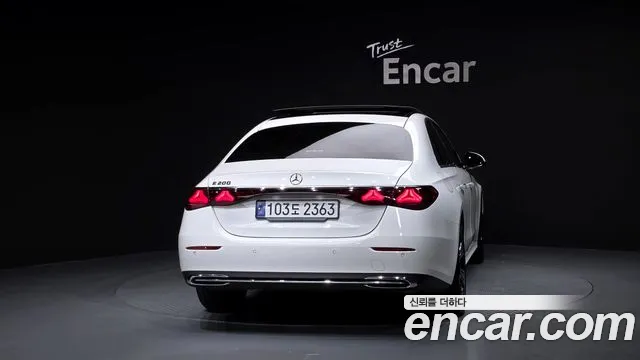 Mercedes-Benz E-Class — Фото автомобиля 4