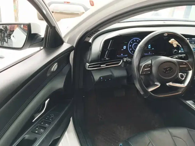 Hyundai Elantra — Фото автомобиля 15