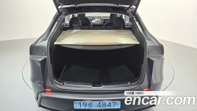 Tesla Model Y — Фото автомобиля 23