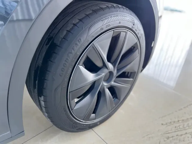 Tesla Model Y — Фото автомобиля 14