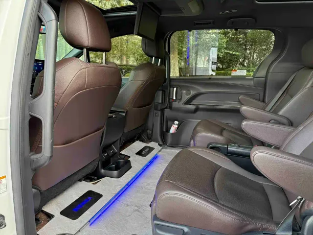 Toyota Sienna — Фото автомобиля 4