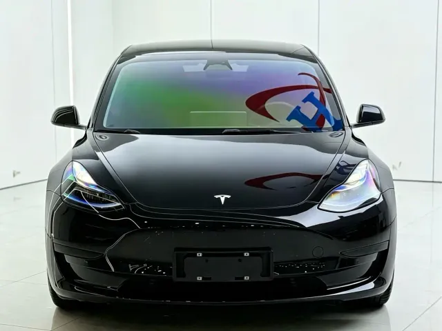 Tesla Model 3 — Фото автомобиля 3