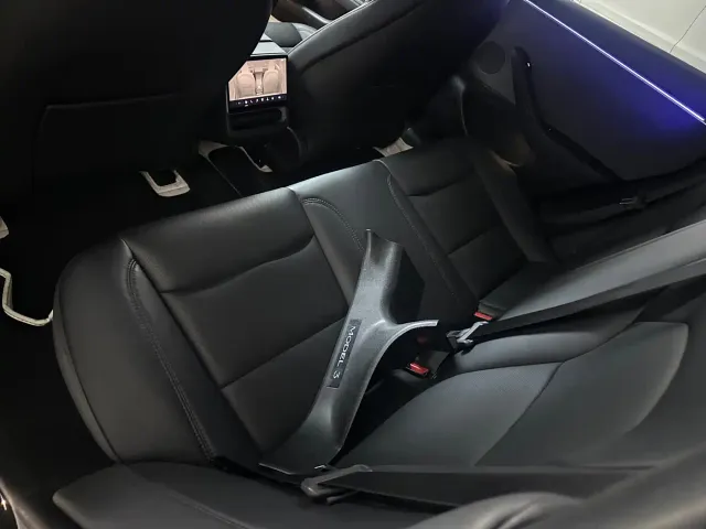 Tesla Model 3 — Фото автомобиля 12