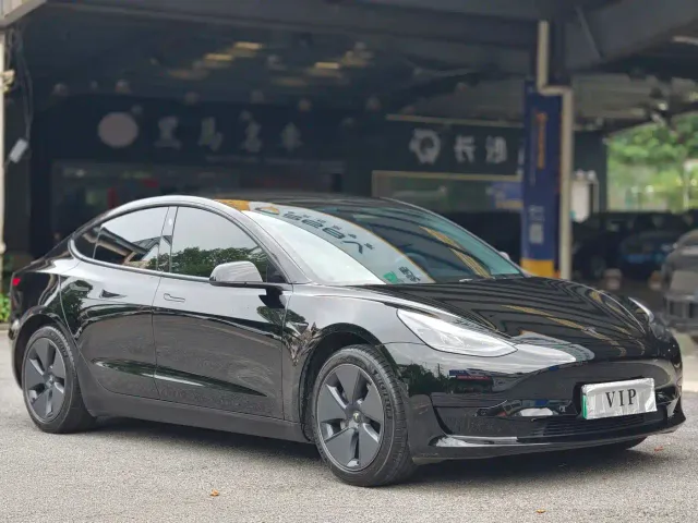 Tesla Model 3 — Фото автомобиля 3