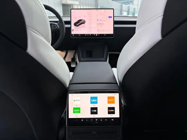 Tesla Model 3 — Фото автомобиля 10