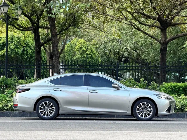 Lexus ES — Фото автомобиля 5