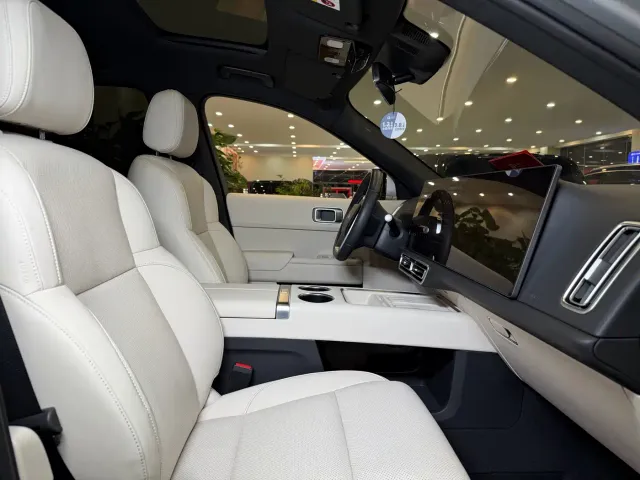 Li Auto L8 — Фото автомобиля 12