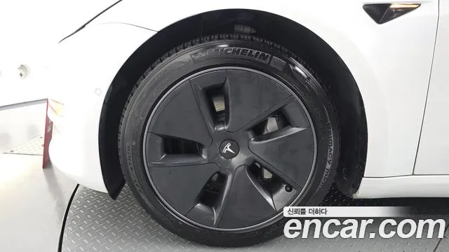 Tesla Model 3 — Фото автомобиля 4