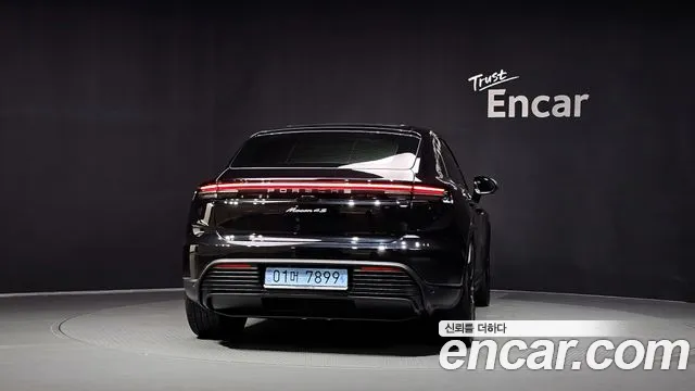 Porsche Macan Electric — Фото автомобиля 4